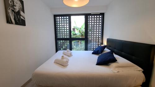 un dormitorio con una cama con dos animales de peluche en Maison d'architecte centre Tours jardin, climatisation, parking 5 p, en Tours