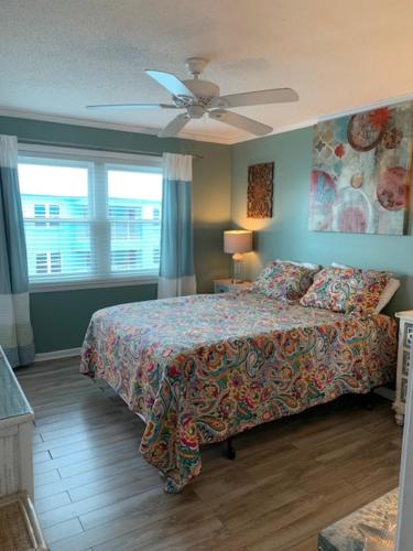 a bedroom with a bed and a ceiling fan at Bill’s at Gulf Shores in Gulf Shores