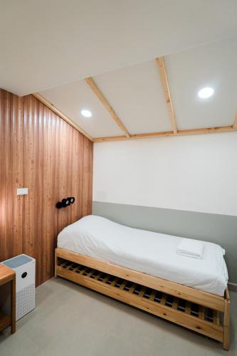 Ένα ή περισσότερα κρεβάτια σε δωμάτιο στο Yimwhan House 01, Wat Ratchaburana