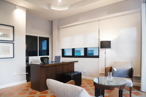 TV a/nebo společenská místnost v ubytování The Langstan Suites
