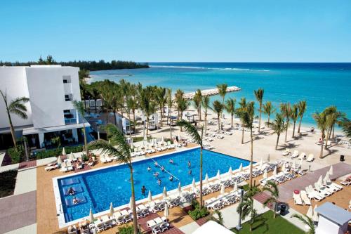 uma vista aérea de um resort com piscina e praia em Riu Palace Jamaica - Adults Only - All Inclusive Elite Club em Montego Bay