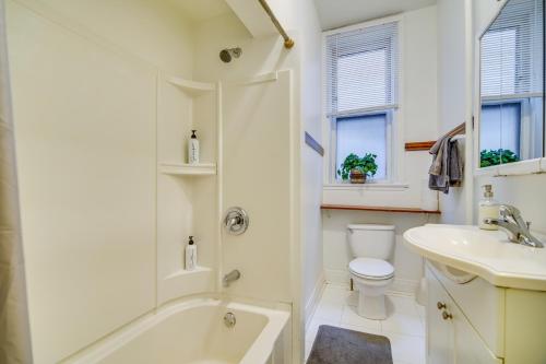 La salle de bains est pourvue d'une baignoire, de toilettes et d'un lavabo. dans l'établissement Historic Townhome in Oak Park with Backyard!, à Oak Park