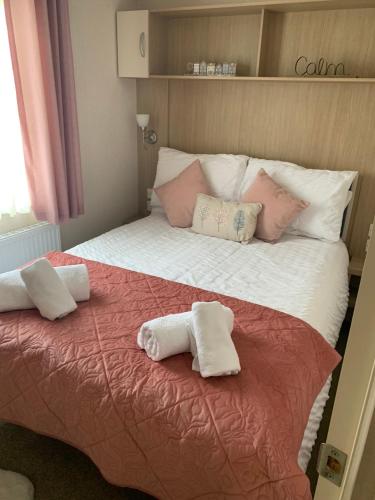 a bedroom with a bed with two towels on it at Bude 13 in Cubert
