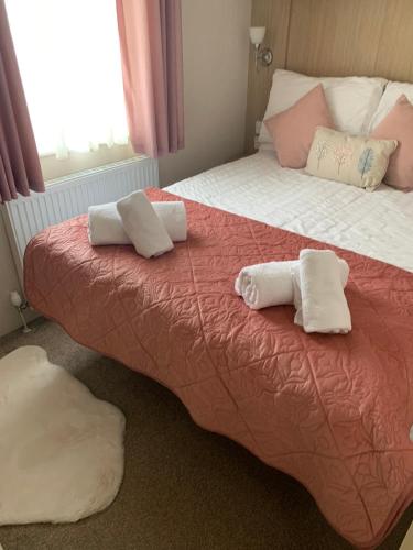 a bed with two pillows on top of it at Bude 13 in Cubert