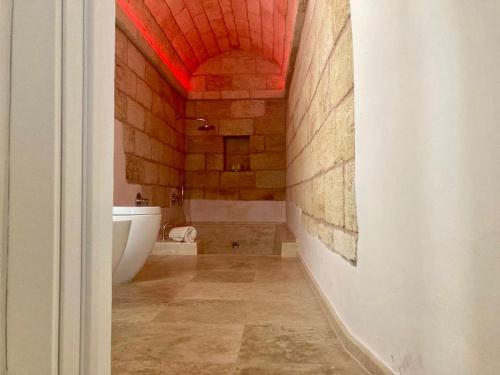Un baño de Azalea Suite Deluxe