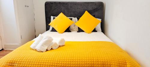 Кровать или кровати в номере Brompton Apartment in Kensington