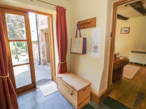 een woonkamer met een deur en een houten doos bij Norton House Bed & Breakfast & Cottages in Whitchurch