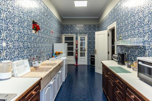 cocina grande con azulejos azules y blancos en Douro D'Heart - Regua Guesthouse - Casa Completa en Peso da Régua