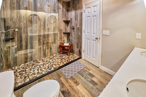 uma casa de banho com um chuveiro e um WC. em Laurel Creek em Helen