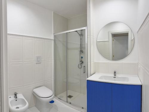 La salle de bains est pourvue d'une douche, de toilettes et d'un lavabo. dans l'établissement Home Piccini, à Naples