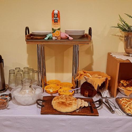 a table with a table with food on it at Santa Matilde Hospedaje in Malargüe