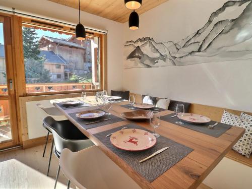 une salle à manger avec une table et des chaises en bois dans l'établissement Charmant 3 pièces à Méribel avec balcon et wifi gratuit - FR-1-182-243, à Les Allues
