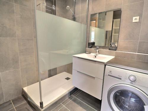 une salle de bain avec une machine à laver et un lavabo dans l'établissement Charmant 3 pièces à Méribel avec balcon et wifi gratuit - FR-1-182-243, à Les Allues