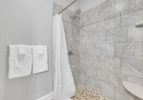 Un baño con ducha con cortina de ducha. en Crystal Coast Charmer, en Salter Path