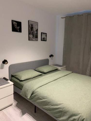 um quarto com uma cama e duas fotografias na parede em Cazare barlad em Bîrlad