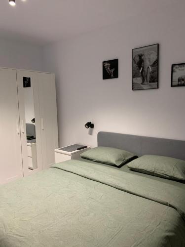um quarto com uma cama e uma parede com fotografias em Cazare barlad em Bîrlad