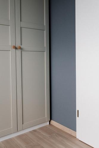 an empty closet with white doors and a wooden floor at Exklusive Design Appartement Magnolia Neubau in Pfungstadt