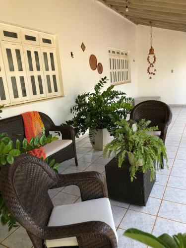 Casa com 4 quartos e área externa com jardim