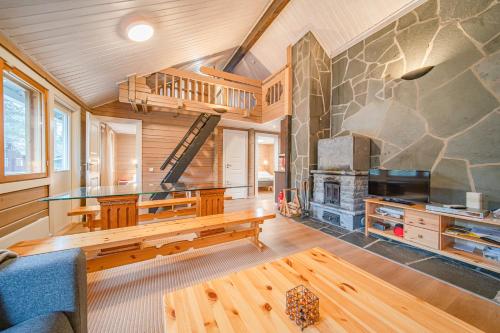 a living room with a bench and a fireplace at Levillas Lammaskuru A in Levi