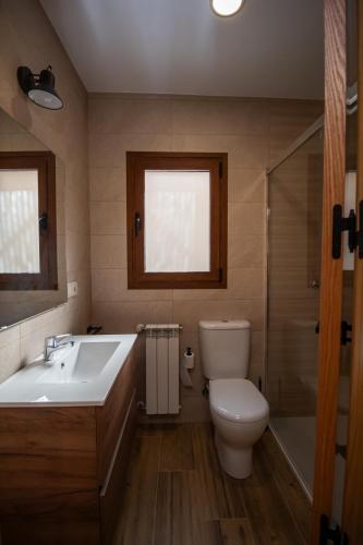a bathroom with a toilet and a sink and a shower at Apartamentos 7 Puentes Sierra Cazorla Las 5 casas iguales in Burunchel