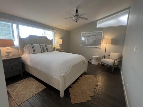 1 dormitorio con 1 cama y ventilador de techo en Heart of Corona Del Mar 2 Bed 2 bath gem HUGE Patio and Front yard en Newport Beach