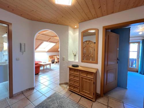 um quarto com um corredor com uma mesa e uma porta em Ferienwohnung Ferienidyll am Forrgensee em Schwangau
