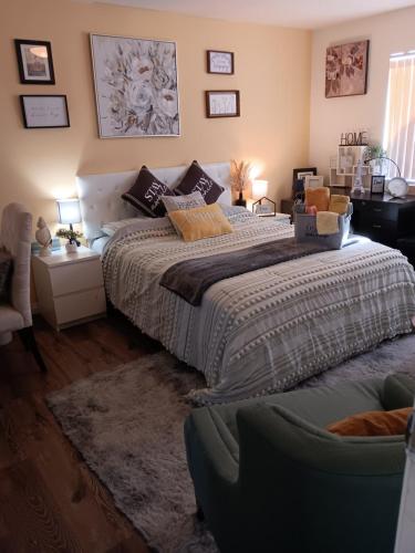 Un pat sau paturi într-o cameră la Levander Cozy Home