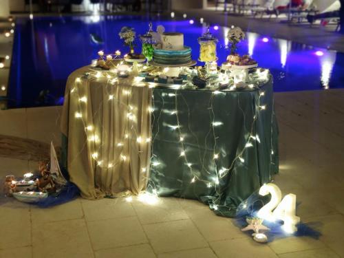 un tavolo con una tovaglia verde con luci di Azalea Suite Deluxe a Sannicola