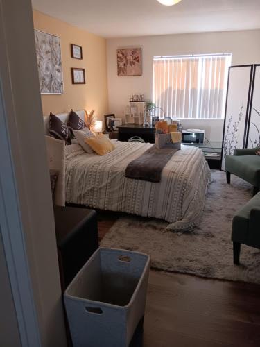 מיטה או מיטות בחדר ב-Levander Cozy Home