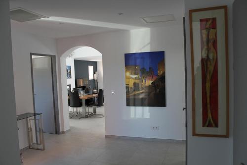 Zimmer mit Flur und Wandgemälde in der Unterkunft Modern 4 bedroom villa, air-conditioning, swimming pool, private gardens in Laroque-des-Albères
