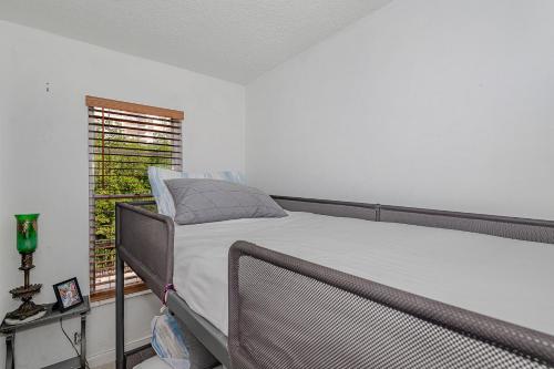 Ένα ή περισσότερα κρεβάτια σε δωμάτιο στο Cute, cozy condo walk to the beach!