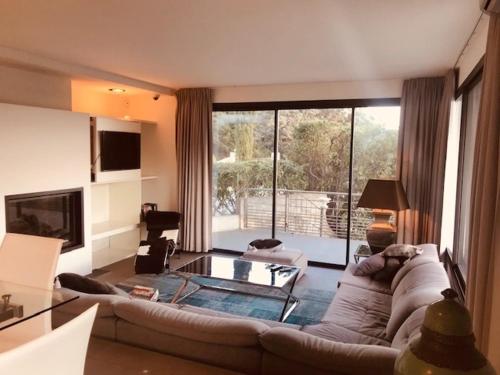 a living room with a couch and a glass table at Villa Hirondelles 35 in Cavalaire-sur-Mer