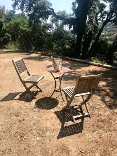 two chairs and a table with a bird sitting on it at Villa Hirondelles 35 in Cavalaire-sur-Mer
