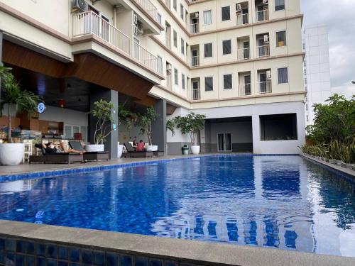 Tamansari Mahogany Apartment By Sagita Residence Karawang tesisinde veya buraya yakın yüzme havuzu