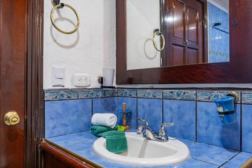 y baño con lavabo y espejo. en Paradise Breeze 2Bdr near Quepos Manuel Antonio, en Quepos