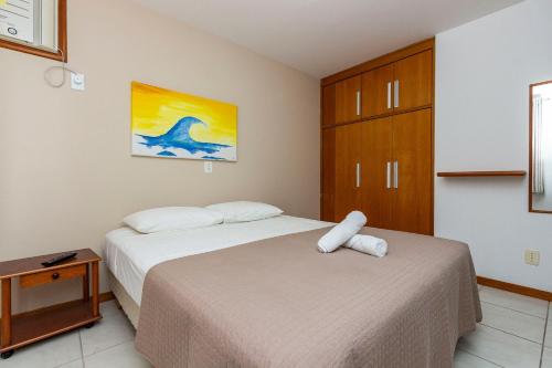 a hotel room with two beds and a table at Ilhas Cayman 133 – Linda Cobertura Duplex com Piscina Privativa a 120 Metros da Praia de Bombas. in Bombas