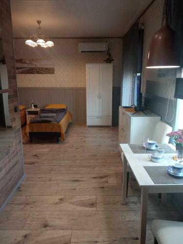 Una habitación con una cocina con una mesa y un refrigerador. en Rägavere tee 16 Apartment, en Rakvere