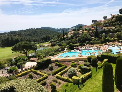 an aerial view of a resort with a pool and trees at T3 vue mer exceptionnelle au domaine Frégate Bandol in Saint-Cyr-sur-Mer