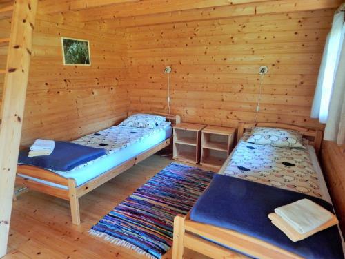 เตียงในห้องที่ Haaviku Nature Lodge