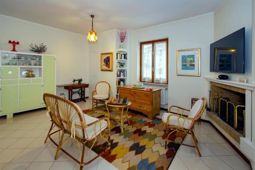 sala de estar con sillas y chimenea en Torlonia: Due matrimoniali e bagno, en Luco neʼ Marsi