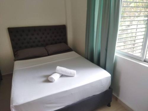 a bed with two towels on it in a room at El Encanto casa de descanso in Rivera