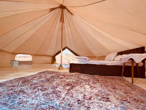 ein großes Zelt mit einem Bett darin in der Unterkunft Desert Stars Camp in Badīyah