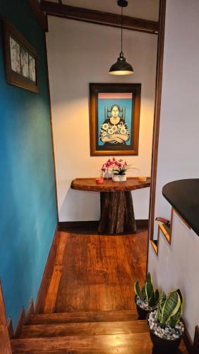 a room with a table with flowers on it at Lindo LOFT VIP a 5 minutos de Cayala in Guatemala