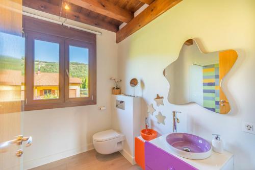 een badkamer met een wastafel en een raam bij Casa Patxi, espectacular casa rural próxima a Pamplona in Larrasoaña