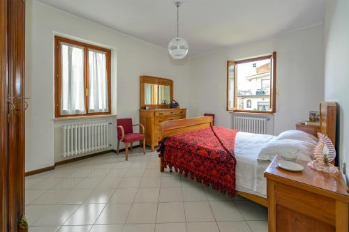 a bedroom with a bed and a desk and a chair at Torlonia: Due matrimoniali e bagno in Luco neʼ Marsi