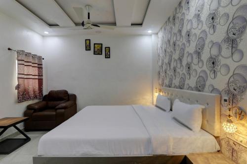 En eller flere senger på et rom på OYO 81273 Hotel Krishna Inn