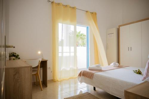 een slaapkamer met een bed en een badkamer met een raam bij Estella by Vive La Exclusividad in Puertito de Güímar