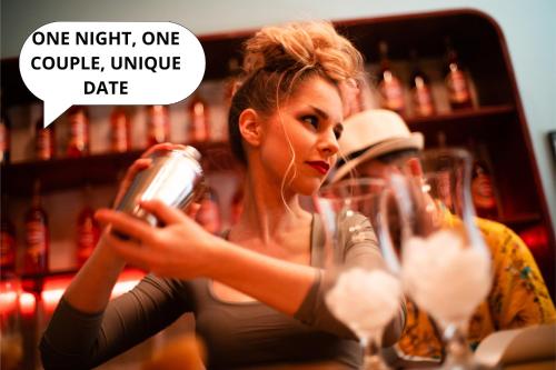 una mujer sentada en un bar bebiendo una copa de vino en OROOM Havana - Role Play For Couples in BRNO en Brno