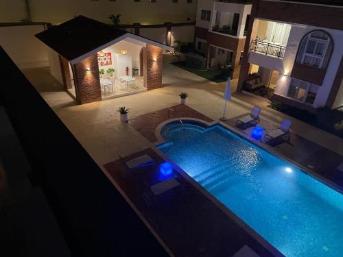 einen Blick über den Pool in der Nacht in der Unterkunft SEVEN SHADES OF CORAL VILLAGE - suites & pool in a residence close to the beach in Punta Cana