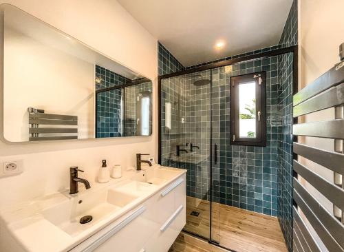 une salle de bain avec un lavabo et une douche en verre dans l'établissement Superbe Villa Marseille 3 Lucs, à Marseille